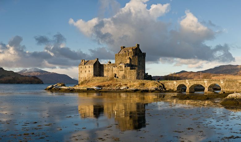 1280px-Eilean_Donan_Castle,_Scotland_-_Jan_2011